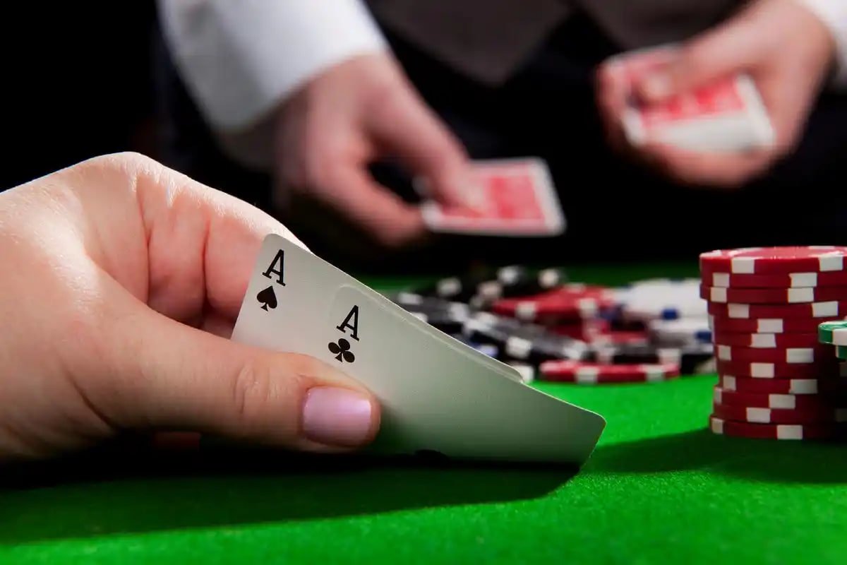 Pengalaman meja live dealer dengan multi-camera studio